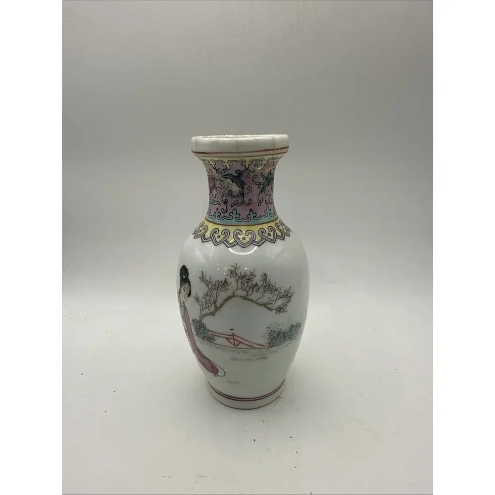 Vintage Chinese Famille Rose Porcelain Vase 5.5” Tall *